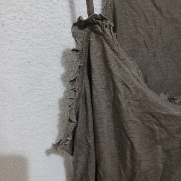 Dark gray ruffle neck tank - Picture 3 of 4